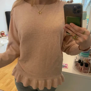 Söt tröja med volang längst ner💕 - Bra skick, inga deffekter, skriv för fler bilder💘 