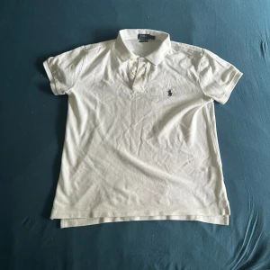 Ralph lauren pike - Polo ralph lauren pike i färgen vit, knappt andvänd så frf i sjukt bra skick. Inga fläckar eller liknande