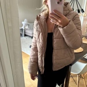 Beige vinterjacka🥰 - Jacka från pieces, supervarm & skön🥰 Med luva & fickor 💕