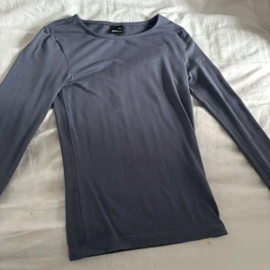 Marinblå flare armad tröja.storlek är xxs  - Bra skick.andvänd 4 gånger.marinblå köpte den för 199kr.