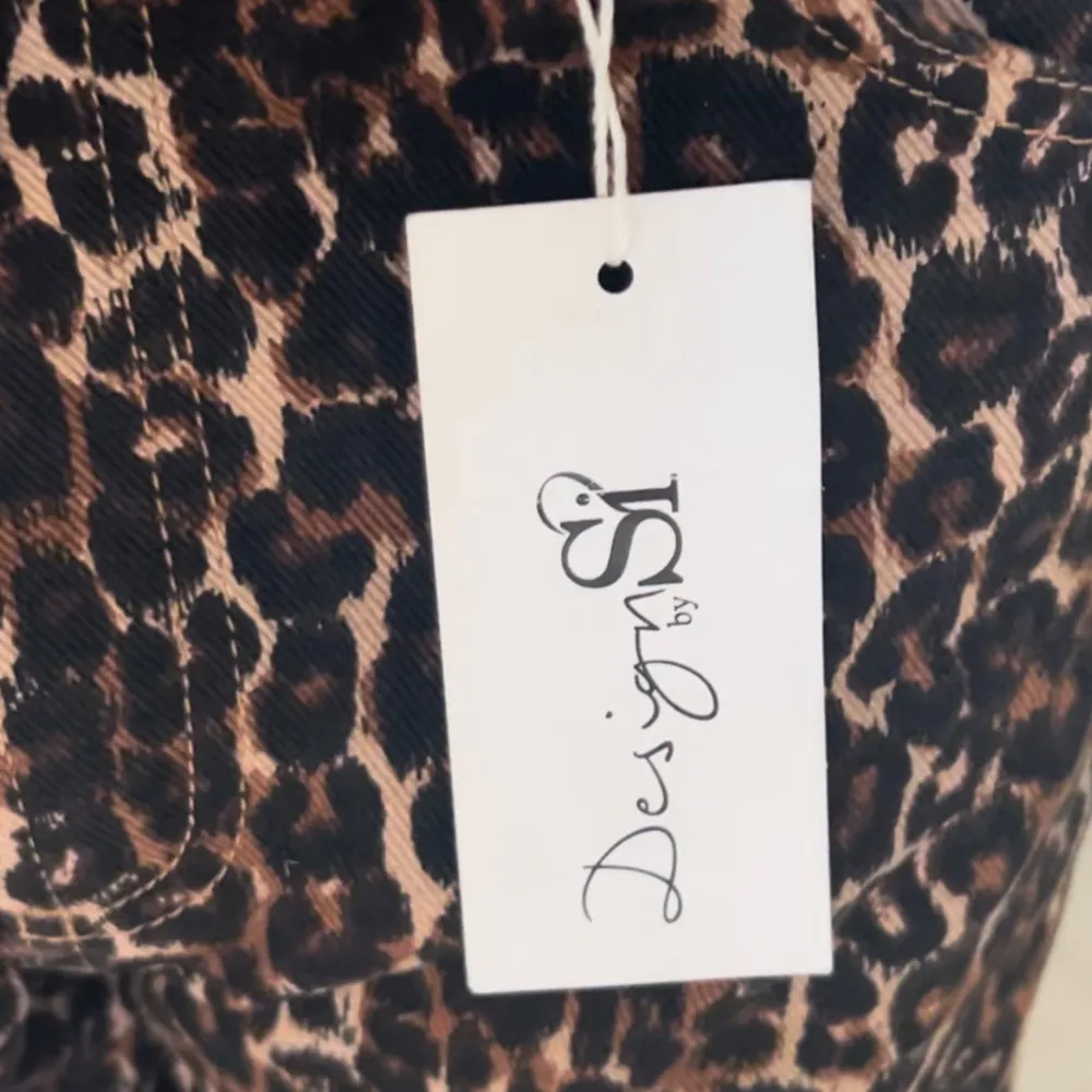 Leopard jeans från design by si som jag beställde i fel storlek alltså alldrig annvända, dem är storlek L/M och är långa på mig som är 172. . Jeans & Byxor.