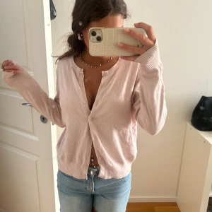 Rosa kofta - Säljer denna jättesöta rosa koftan, skönt material. Storlek S