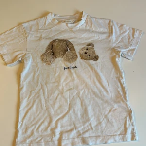 Palm Angels tröja för barn till salu!  - Palm angels t shirt i bra skick för ett grymt pris. Mycket fin tröja som passar till allt. Mitt pris-450, nypris-1600