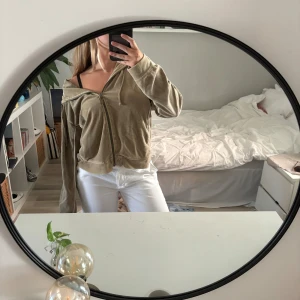 Grön velour tröja - Väldigt mjuk hoodie i velour material, färgen är en aning ljusare i verkligheten och storleken är hyfsat oversize😌