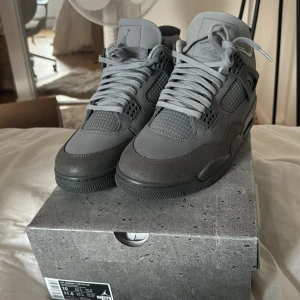 Wet Cement Jordan 4 Sneakers  - Ett par wet cement SE sneakers Jordan 4 från Nike helt nya. Skorna har en kombination av olika grå nyanser och är tillverkade i ett slitstarkt material. Priset kan diskuteras men inga skam bud mvh.