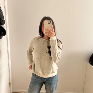 Beige tröja  - Långarmad beige tröja! Storlek S