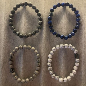 Kullänk armband - De kostar 99kr styck så skriv vilken eller vilka som fångar din uppmärksamhet.  Dem är one size fits all, inga skador eller fel. stilrena, clean färger. Har överflöde på smycken vilket är varför jag säljer.