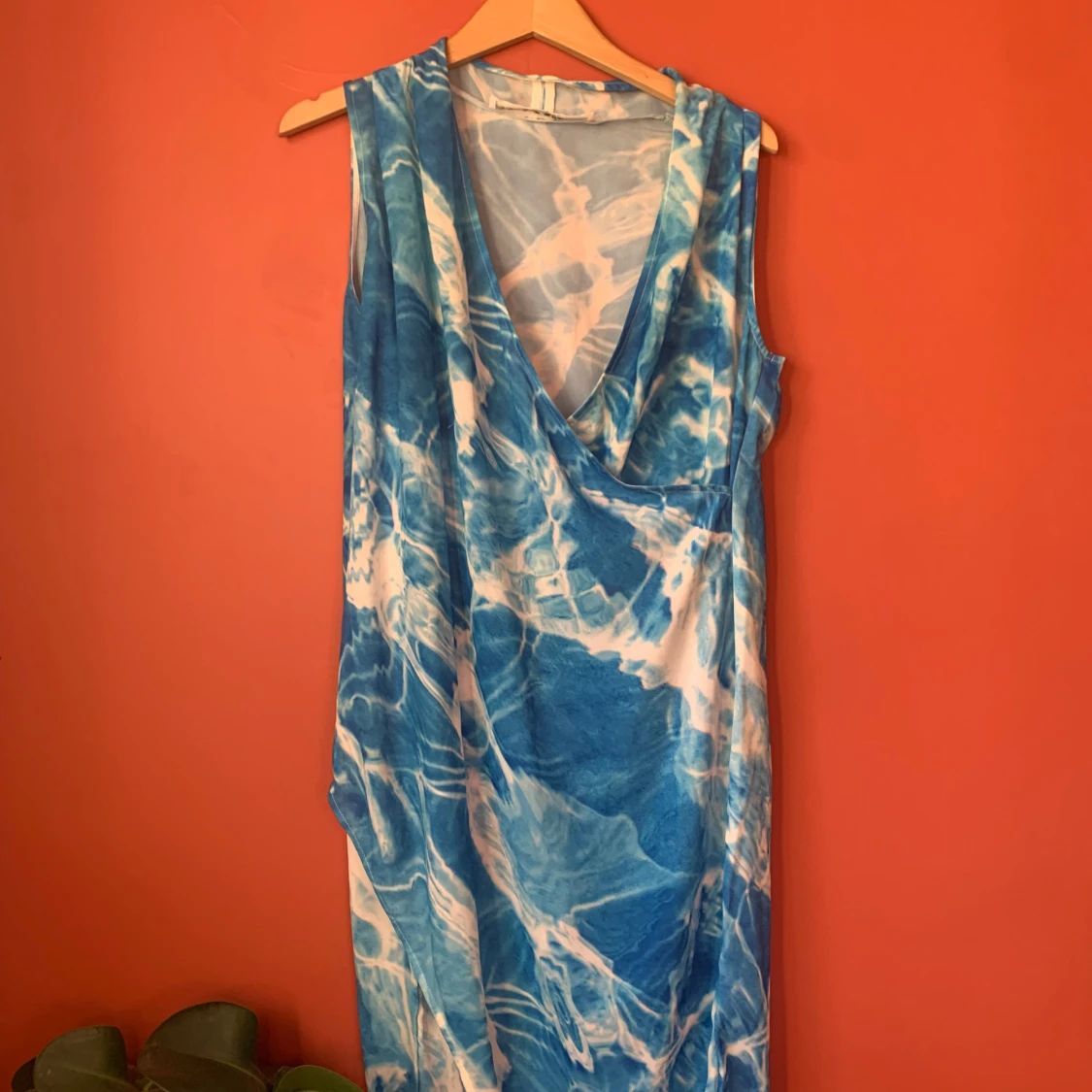 Blå och vit ärmlös klänning - 90