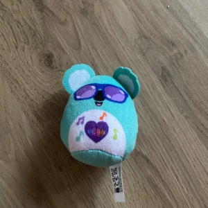  en koala  -  en koala med solglasögon med lite musik saker på 