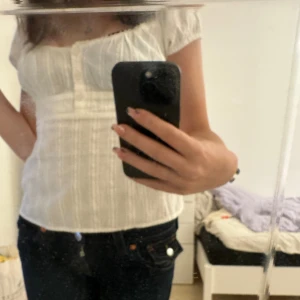 Vit blus från Nelly - Säljer Nellys ”Button Detail Blouse”  då den är för stor för mig vid bröstet. Endast använt en gång.            Nypris: 349kr