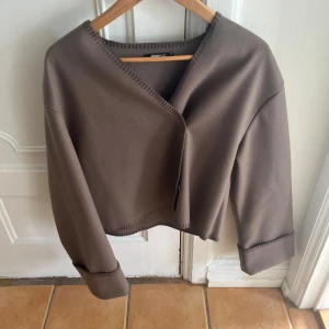 Brun kappa  - Super snygg brun kappa från gina, knappt använd. 