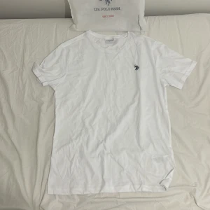 US Polo Assn t shirt bas vit - US polo assn t shirt bas vit i nyskick (kommer med påsen också), storlek large (L), fick den som present men den var för stor på mig, originalpris 400 kr, mitt pris kan diskuteras!!