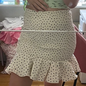 Kjol prickig  - Kjol från monki. Beige med svarta prickar. Söt och superskön. Använd några gånger. 