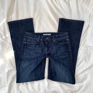 Vintage mörk blå jeans som är low/mid waisted med en snygg wash och ganska snygga fickor från Joe’s i strl W30, skulle säga att de passar mest som M, midja 38,5cm, längd 102cm, innerbenslängd 80cm