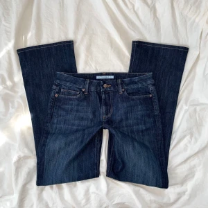 Mörkblåa utsvängda lågmidjade baggy jeans - Vintage mörk blå jeans som är low/mid waisted med en snygg wash och ganska snygga fickor från Joe’s i strl W30, skulle säga att de passar mest som M, midja 38,5cm, längd 102cm, innerbenslängd 80cm