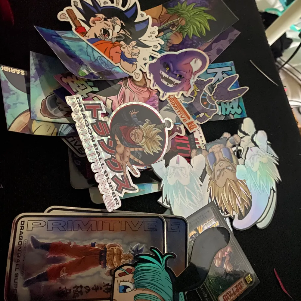 Ja har massa dragon ball stickers som ja inte har nån användning för, hör av dig om du vill se klistermärkena bättre!:). Muu.