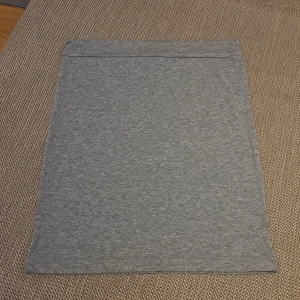 Grå topp - En enkel och stilren grå topp. Toppen är av normal passform och har en rak design.