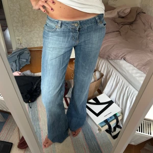 Lågmidjade jeans  - Jättesnygga lågmidjade bootcutjeans från Redstar! Långa på mig som är 177, har klippt av dom där nere. Annars jättebra skick 💓innerben 88 cm, midjemått 38 cm 