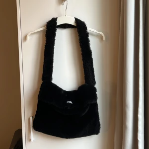 Fluffig väska - Sydde denna från en halsduk från åhléns! Därmed märket😄. Väskan är fortfarande fluffig! Förutom själva axelremmen där den mattats till mer. Oavsett one of a kind och väldigt gullig <3