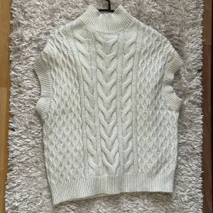 Tröja - Hej, säljer en tröja som är stor för mig och försöker ränsa min garderob. Har använt den knappt och är i bra skick. Skriv om ni har några frågor!