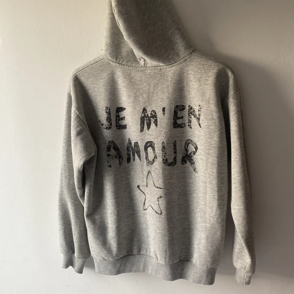 Säljer min gråa hoodie med svart text på, skriv privat för fler bilder🩷. Hoodies.