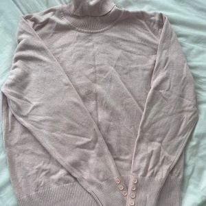 Ljusrosa tjocktröja - Säljer denna ljusrosa stickade tröjan då jag inte använder den längre. Tröjan är i ganska bra skick och har inga hål eller defekter men är lite nopprig, därav priset. Den är i storlek XS, skriv för fler frågor❤️❤️