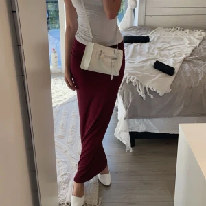 Lång kjol - Jättefin långkjol som är använd 3 gånger så den är nästan helt ny, har inga skador osv! Den är storlek xs/XXS men den passar mig som har s/m i vanliga fall så den är i S