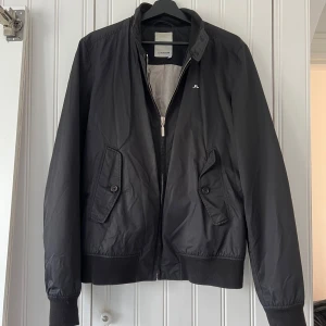 J.Lindeberg jacka  - Snygg jacka från J.Lindeberg som påminner lite om en G9 från Batavia.  