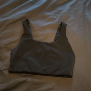 Svart linnetopp - En svart SportBh i storlek S. Toppen har breda axelband och är ärmlös. Gymshark är märket, man kan ha i vaddering men har tappat bort den hehe men den är egentligen skönast utan, har används ganska flitigt även fast den är ganska stor så stretchen är väldigt bra i denna eftersom att den varit för stor för mig.