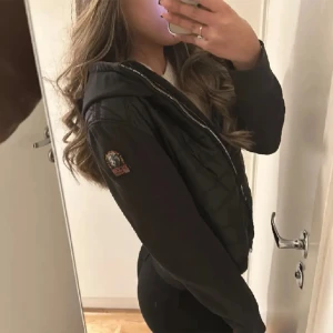Parajumper cardigan - Parajumper cardigan som jag köpte av min vän. Använd ett fåtal gånger men är inte riktigt min stil just nu så säljer. Den har gått sönder ytterst lite på insidan av jackan men inget märkvärdigt. Kan sys snabbt o enkelt med!Storlek Xs men passar S.