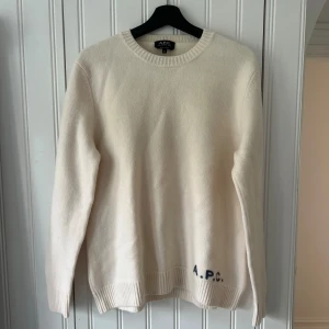 APC stickad tröja  - Säljer denna sjukt snygga stickade tröja från APC som tyvärr krympte i tvätten efter första användningen. Den passar nu storlek S eller M. Säljer därför den för endast 300kr. Den är så gott som ny bara lite mindre. 