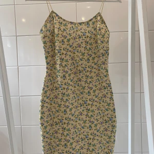 Sommarklänning - En kort sommarklänning i storlek xs🤍