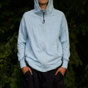 Cp Company Zip Hoodie - Tillverkad av midweight loopback bomull, har denna zip-through huvtröja snedställda fickor, en justerbar goggle huva och ribbade muddar och nederkant för en bekväm passform.Modellen är182cm || Köpt på Plick! Goggles på luvan! Skriv för mer bilder8/10