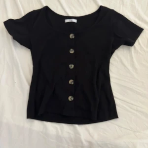 60 kr tröja - Snygg och bra i skick den ee L men passar även M