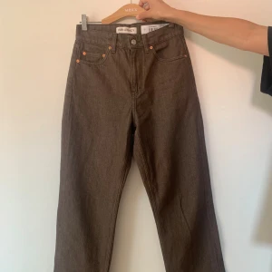 Our Legacy Jeans - Jättefina bruna Our Legacy jeans i storlek 28. Herr jeans men funkar för unisex. Helt nya, aldrig använts.
