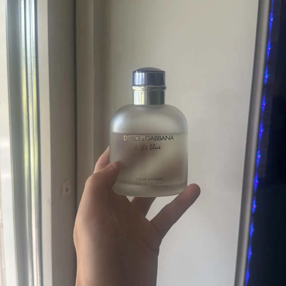 DOLCE & GABBANA LIGHT BLUE EAU INTENSE POUR HOMME. 125 ml är typ 10 kvar riktigt bra parfym vill sälja o köpa en vinter parfym pris går diskutera.. Accessoarer.