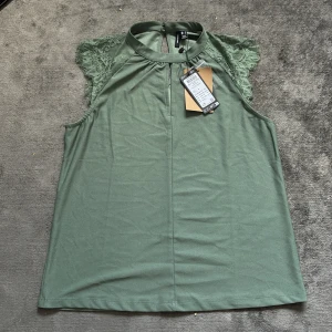 Vero moda topp  - En helt oanvänd blus med spets på ärmarna. Den har lappen kvar och ordinarie pris är 350kr.  Pris kan diskuteras 