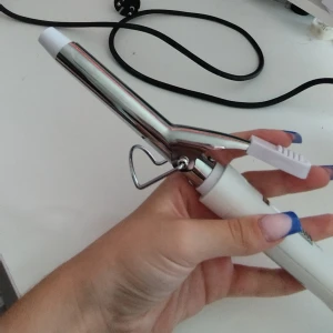 Vit locktång från Appeal - En vit locktång från Appeal med en silverfärgad klämma och cylinder. Locktången har en på/av-knapp och en sladd för strömförsörjning. Den är sparsam använd med väldigt få användningar. Pris kan sänkas vid snabb affär. 