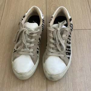 Zebra skor  - Så snygga skor med zebra mönster!! Finns inga defekter de är bara lite smutsiga men kan rengöras innan jag skickar🫶