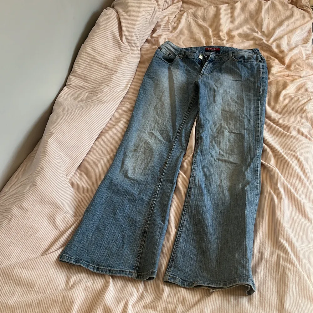 Snygga ljusblå low waisted bootcut jeans i storlek 33, skulle säga att dem sitter som en L/40  Midjemått: 40 cm. Jeans & Byxor.