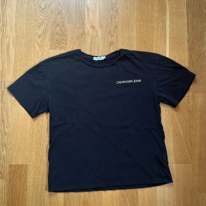 Svart t-shirt från Calvin Klein Jeans  - Jag säljer den för att den är för liten. Den är i storlek 14 men sitter som en xs/s. Pris kan diskuteras. 