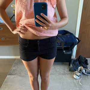 Lågmidjade jeansshorts  - Supersnygga lågmidjade jeansshorts i nyskick🔥Är i storlek 38 men passar även mig som har 34 eller 36 i vanliga fall❣️(priset kan diskuteras/tar emot alla prisförslag)