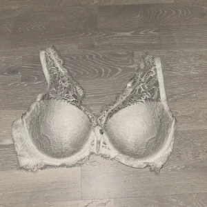 Vit bh  - Jätte fin bh med spets på, använder nästan aldrig. 