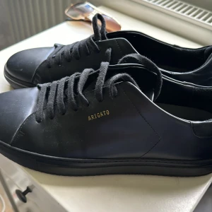 Svarta Arigato skor - Storlek 44 svarta arigatio skor med 10/10 skick, aldrig använda! Säljer för att de va för stora mig! Vid frågor Dm