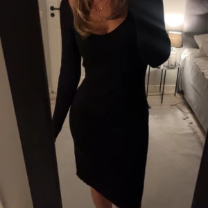 Klänning - Säljer denna klänning då den tyvärr inte längre passar! Den är i storlek S men skulle säga att den är stor i storlek. 