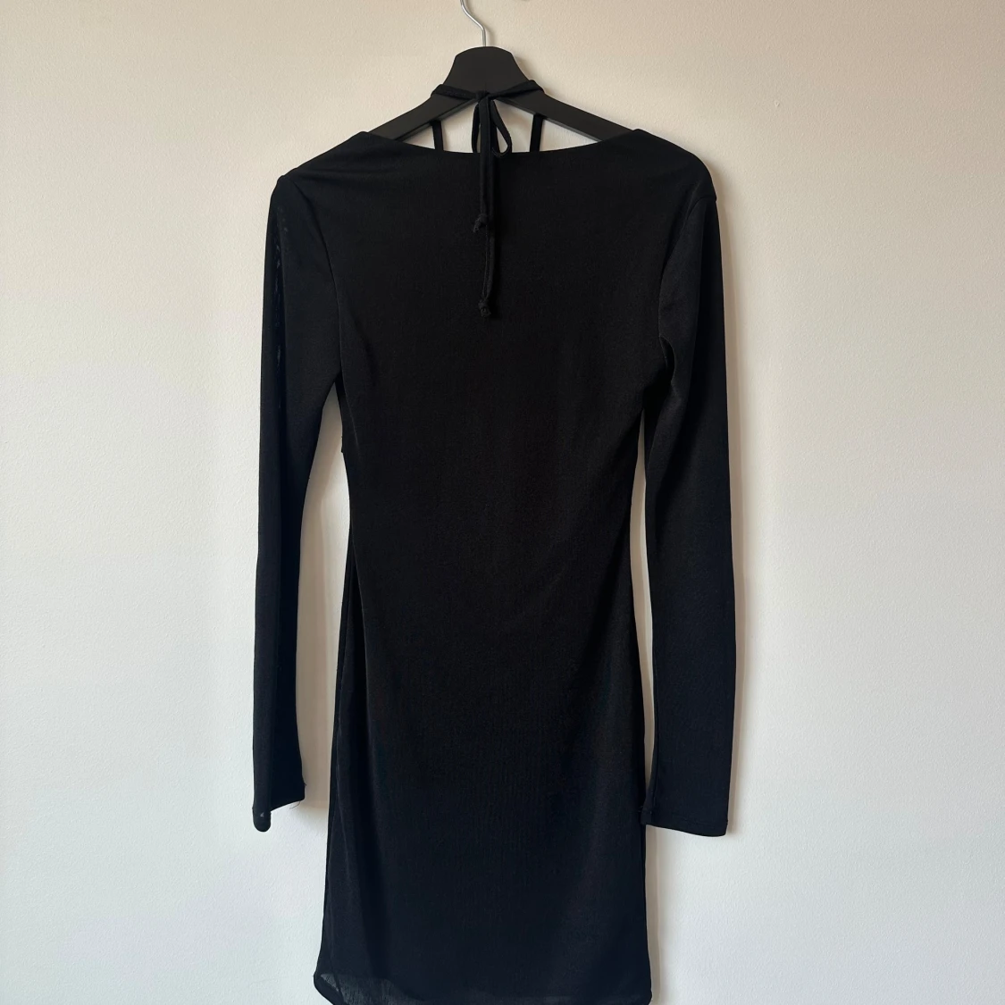 Svart klänning med knytning från BikBok. - 1