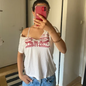 Levis tshirt  - Super cool T-shirt från Levis som jag säljer då den tyvärr inte kommer till användning. 