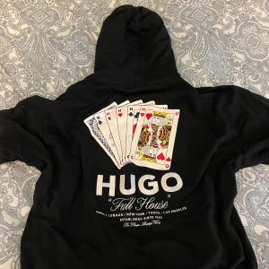 Hugo Hoodie - Schysst Hoodie, med snyggt tryck,  Nyköpt för 1400kr använd typ 4 gånger och inget slitage riktigt fin, ny skick.  Hör gärna av er för fler frågor👍