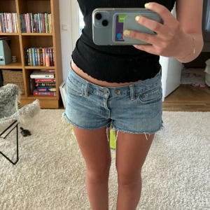 Lågmidjade shorts - Köpta second hand, står ingen storlek i dom men skulle säga att de är som en 34/36 💕 har sytt på en extra knapp om man vill ha de tajtare i midjan också! 