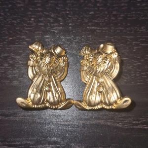 Clown broscher i guld🤡 - Två Clown Broscher I Guld, i oanvänd skick! (Kan sälja alla/ utvalda clown relaterade prylar i ett billigare paketpris om så skulle önskas👍)